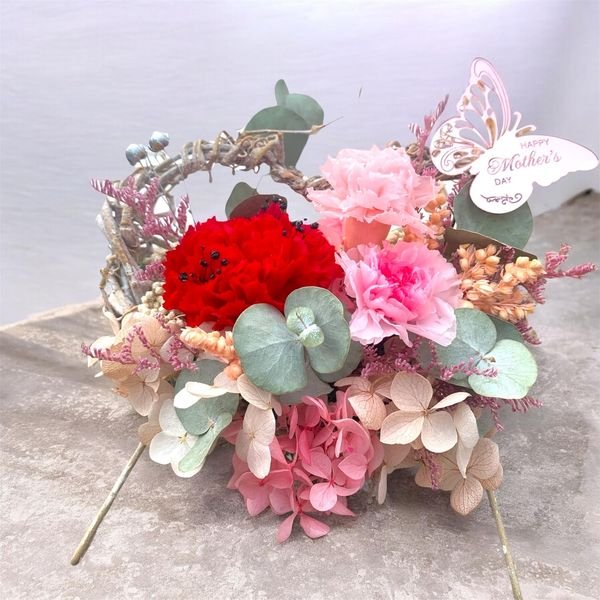 日本設計品牌 Nature Designs 手工樹藤編織,搭配溫暖康乃馨與個人化花材搭配,為重要時刻傳遞最細膩的溫度與祝福。